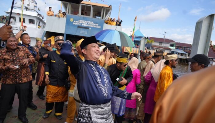 Ria Norsan Ikut “Perang Ketupat” di Tayan, Tradisi Perekat Budaya Kalimantan Barat