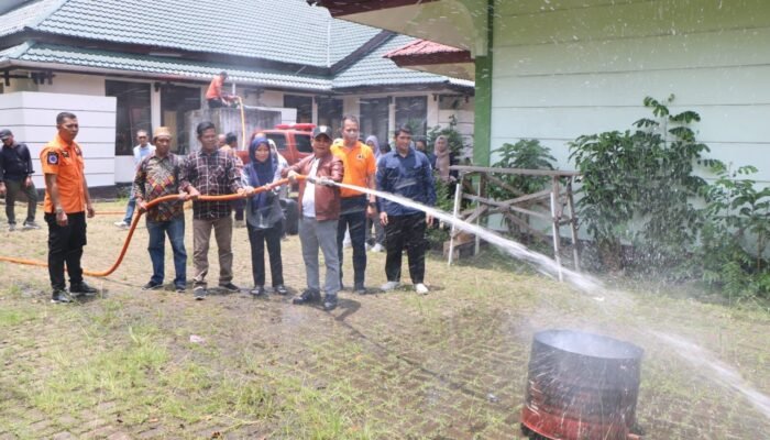 Pemkot Bantu Alat Damkar dan Perlengkapan Posyandu di Pontianak Utara