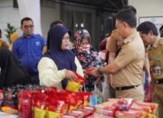Ratusan Warga Antre Beli Sembako Murah di Pontianak Timur