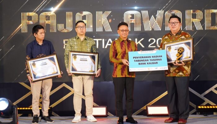 Pemkot Pontianak Beri Penghargaan Pajak Award 2025 kepada Wajib Pajak Patuh