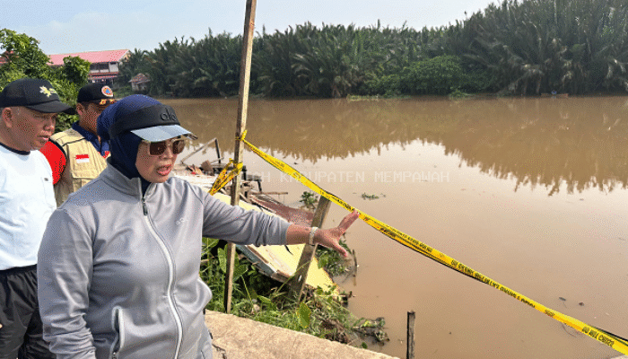 Bupati Mempawah Tinjau Lokasi Rumah Warga yang Ambruk akibat Erosi Sungai di Antibar
