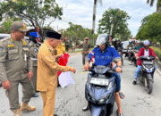 Wabup Mempawah Bagikan 350 Bendera Merah Putih Sambut HUT ke-80 RI