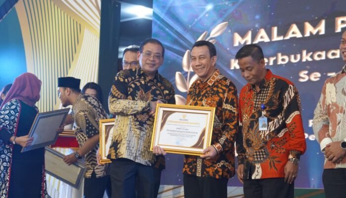 Pontianak Raih Empat Penghargaan Keterbukaan Informasi Publik Kalbar 2025