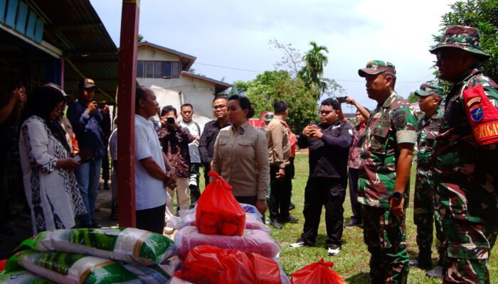 Bupati Landak Serahkan Bantuan pada Korban Kebakaran Rumah di Desa Garu Mempawah Hulu