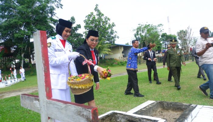 Upacara Ziarah di Makam Juang Bupati Karolin Ajak Peduli Makam Pahlawan