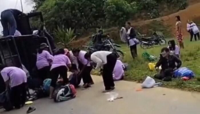 Mobil Rombongan Ibu-Ibu Katolik Asal Desa Tolok Alami Kecelakaan Tunggal di Menyuke Landak