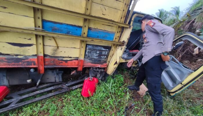 Lakalantas di Semparuk, Mobil Nissan March Bertabrakan Dengan Truk Canter