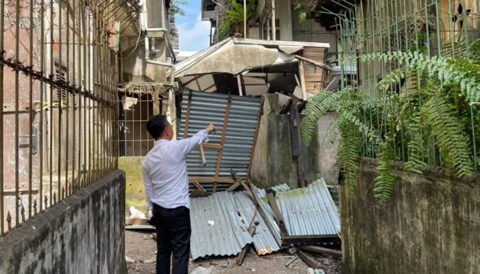 Bangunan Ruko Jalan Indragiri Barat Ambruk, Diduga Akibat Pencurian Material