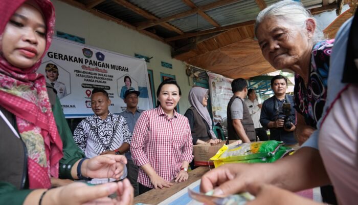 Bupati Landak Gelar Gerakan Pangan Murah Desa Amboyo Utara