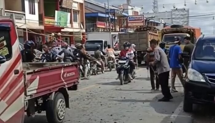 Buah Sawit Tumpah di Jalan Raya Tebas, Polisi dan Warga Sigap Bersih-Bersih demi Cegah Kecelakaan