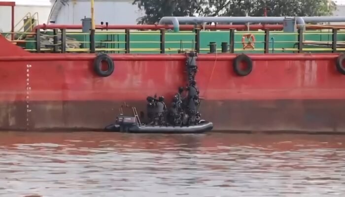 Terminal BBM Pontianak di Sabotase, 10 Pelaku Bersenjata Dilumpuhkan Prajurit TNI AL