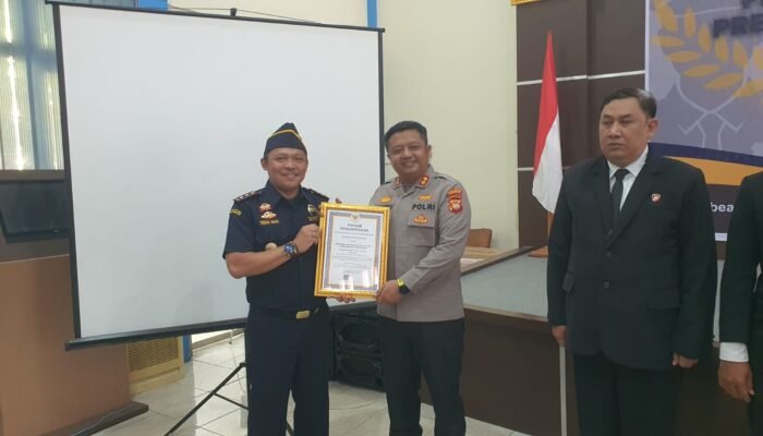 Bea Cukai Sintete Beri Penghargaan Kategori Amat Baik kepada Kapolres Sambas dan Jajaran