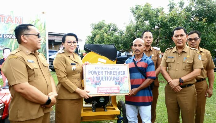 Bupati Karolin Serahkan Bantuan Alat dan Mesin Pertanian dari Sumber APBD dan APBN