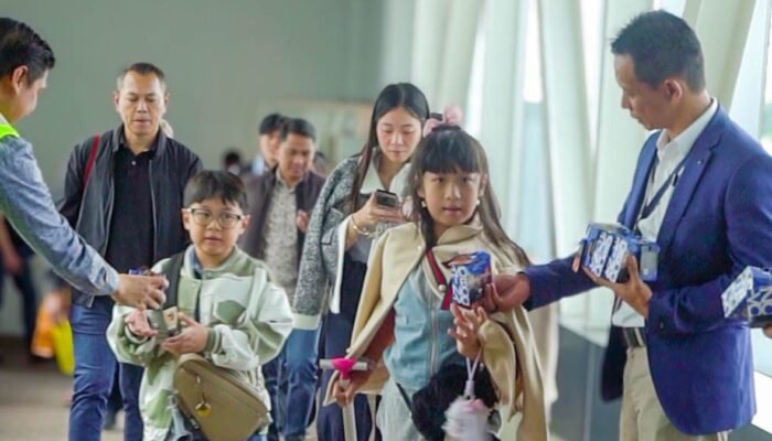 Sambut Libur Natal dan Tahun Baru, Novotel Pontianak–Garuda Indonesia Bagikan 200 Kukis untuk Penumpang