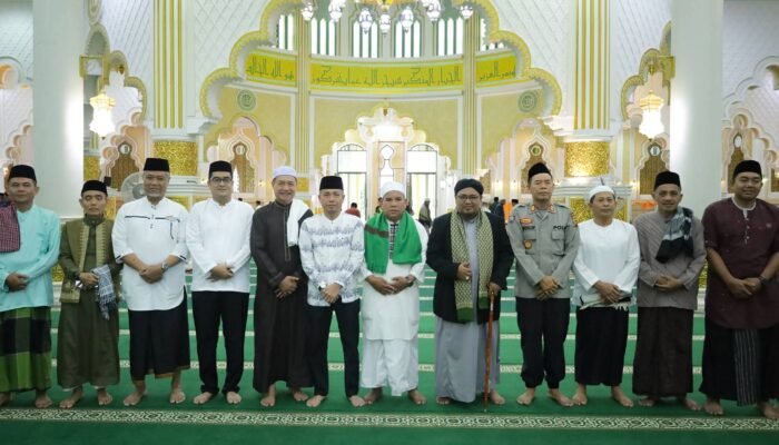 Sekda Ketapang Ajak Masyarakat Perkuat Iman dan Persatuan ssaat Hadiri Tabligh Akbar Isra Mi’raj