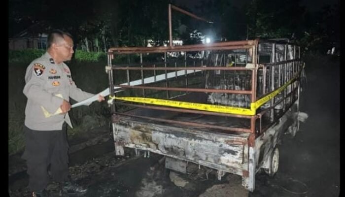 Polsek Jawai Tangani Kebakaran Mobil Pick Up di Desa Sentebang, Tidak Ada Korban Jiwa