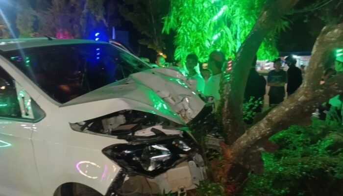 Mengemudi Sambil Main HP, Mobil Pick Up Tabrak 3 Motor di Bundaran Mayor Alianyang Kubu Raya