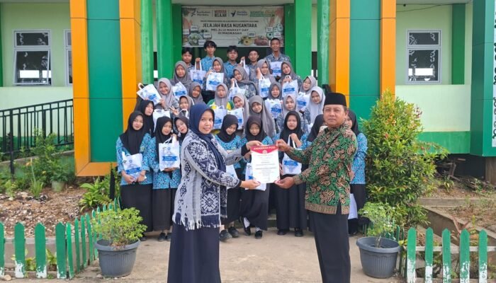 Dedikasi Literasi Internasional, Guru MAN Melawi Misnawati Dinobatkan Sebagai Penggerak Pelajar ASEAN