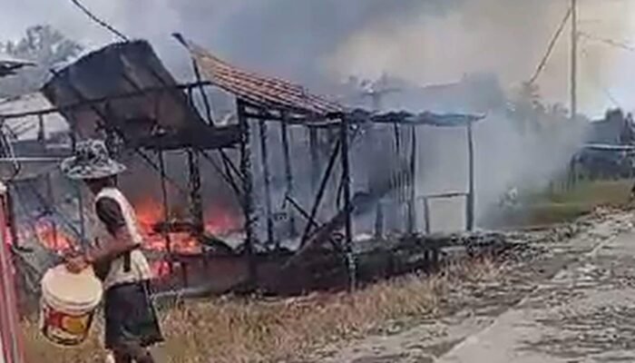 Kebakaran Hanguskan Dua Rumah Warga di Tekarang Sambas