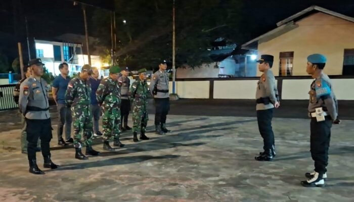 Hujan Tak Surutkan Langkah, Polsek Semparuk Bersama TNI Gelar Patroli Skala Besar Jaga Kamtibmas