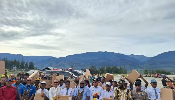 Satgas Wirakas Kawal Gubernur Papua Tengah Salurkan Bantuan Laptop dan Beasiswa di Puncak–Puncak Jaya