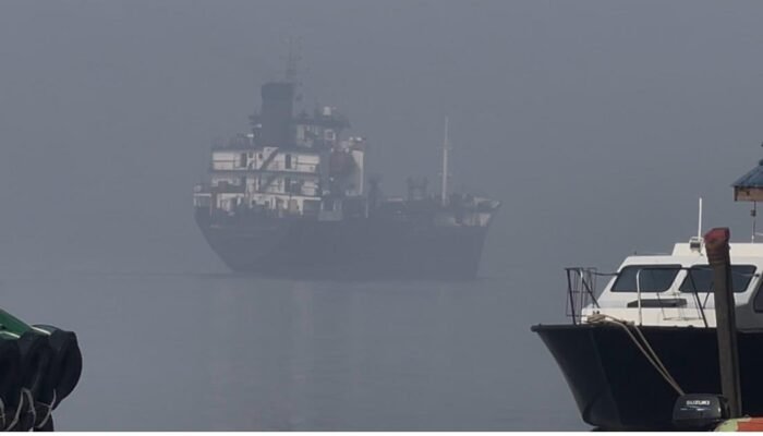 Kabut Asap Karhutla Selimuti Sungai Kapuas, Nakhoda Kapal Diimbau Aktifkan Navigasi