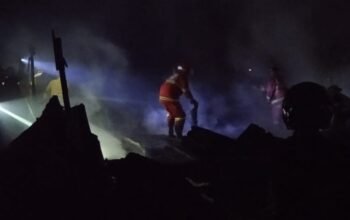 Ditinggal Pemilik ke Sintang Sebuah Rumah di Sungai Raya Dalam Terbakar, Kerugian Masih Didata