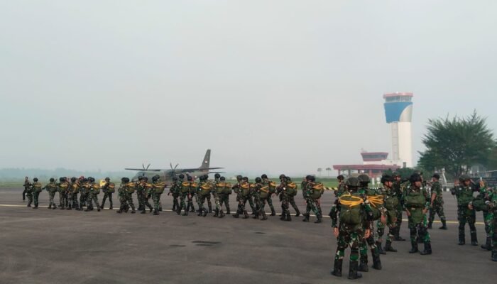 Personel Korpasgat Laksanakan Terjun Penyegaran Statik dan Freefall di Bandara Supadio