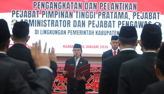 Bupati Karolin Lantik 15 Kepala OPD Serta Pejabat Administrator dan Pengawas Baru