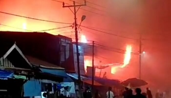 Kebakaran Hebat Hanguskan Belasan Ruko di Pasar Simpang Empat Tangaran