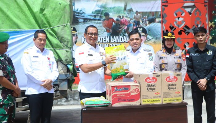 Pastikan Dampak Banjir Terhadap Akses ke PLBN, BNPP RI Salurkan Bantuan di Landak