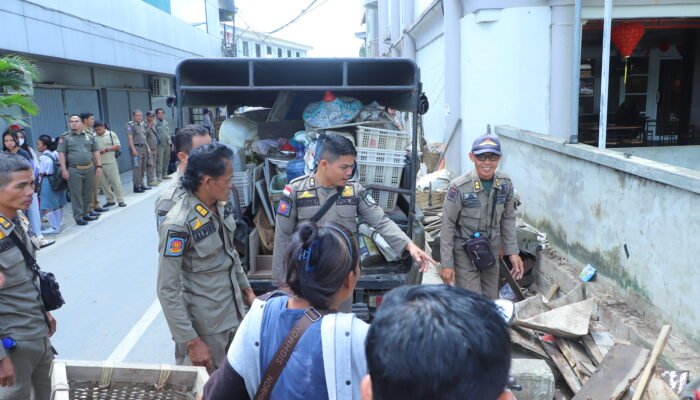 Tim Gabungan Tertibkan Lapak Pedagang di Jalan Masuk Pasar Rakyat Kabupaten Landak