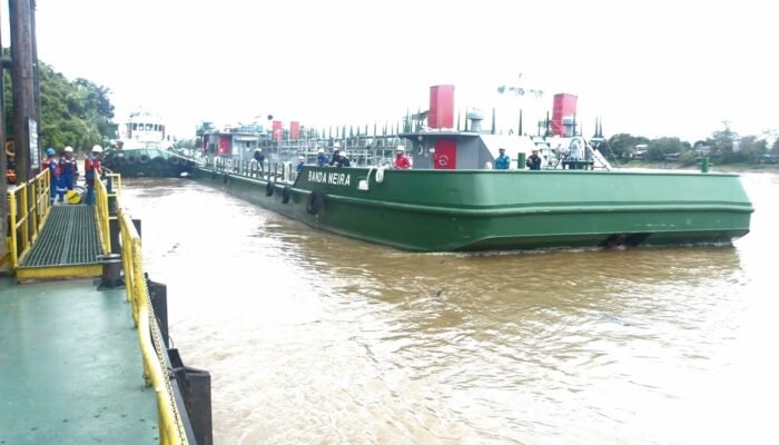 Pasokan BBM Hulu Kalbar Diperkuat, Tiga Kapal Telah Sandar di Sintang