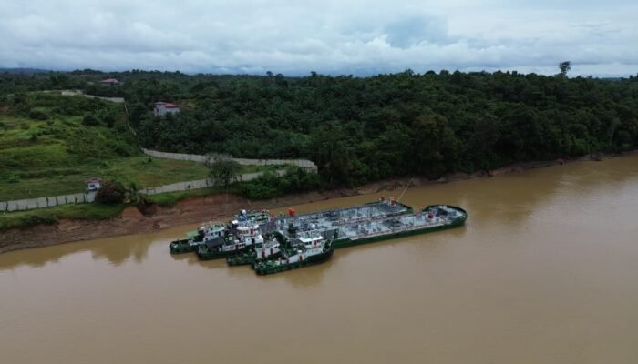Distribusi BBM ke Hulu Kalbar Dipercepat, Kenaikan Debit Sungai Buka Akses Pengiriman