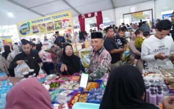Warga Berbondong Serbu Pasar Juadah Masjid Raya Mujahidin, Ratusan Stan Sajikan Menu Bukber Terbaik