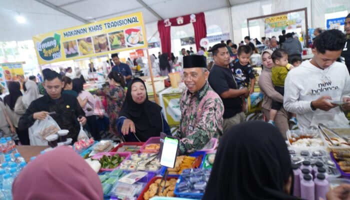 Warga Berbondong Serbu Pasar Juadah Masjid Raya Mujahidin, Ratusan Stan Sajikan Menu Bukber Terbaik