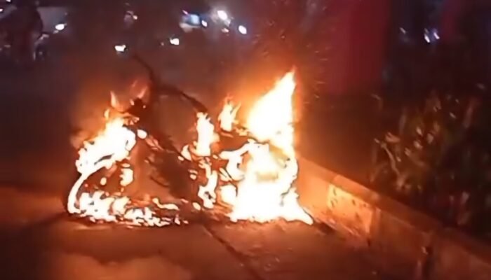 Motor Terbakar di Bundaran Untan Pontianak, Diduga Akibat Kebocoran Bensin