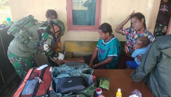 Satgas TNI Hadir di Korowai Batu, Warga Boven Digoel Dapat Pengobatan Gratis Pasca Insiden Pesawat