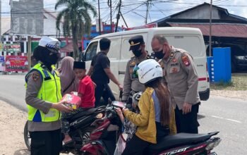 Polres Landak Bagikan Masker Sekaligus Imbau Cegah Karhutla
