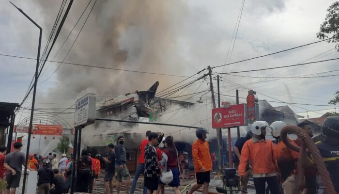 Diduga Korsleting Listrik, Dua Ruko di Pontianak Ludes Terbakar
