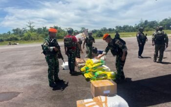 Satgas Korpasgat Salurkan Logistik ke Pedalaman Koroway Batu, Puluhan Paket Sembako Diantar Lewat Udara
