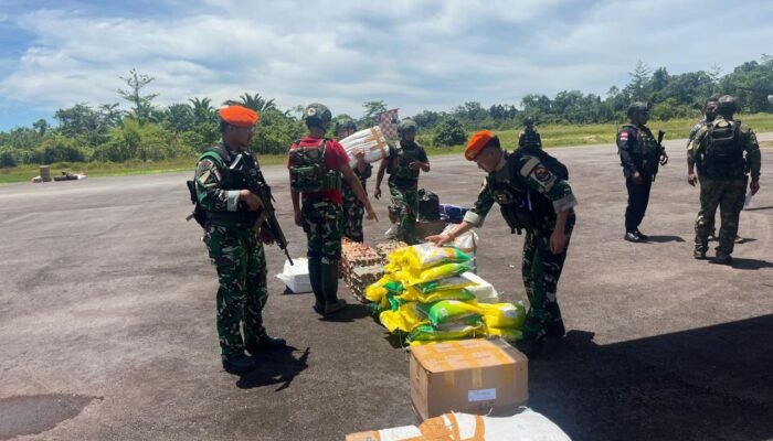 Satgas Korpasgat Salurkan Logistik ke Pedalaman Koroway Batu, Puluhan Paket Sembako Diantar Lewat Udara