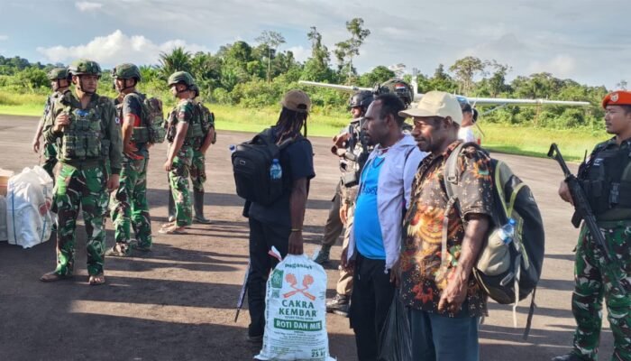 Satgas Korpasgat Salurkan Bantuan Logistik ke Pedalaman Koroway Batu, Warga Sambut Haru