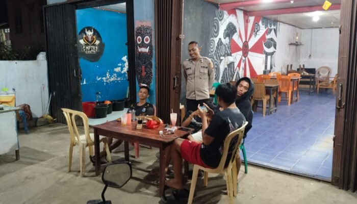 Patroli Malam Personel Polsek Sengah Temila Ingatkan Warga Waspadai Penipuan Online