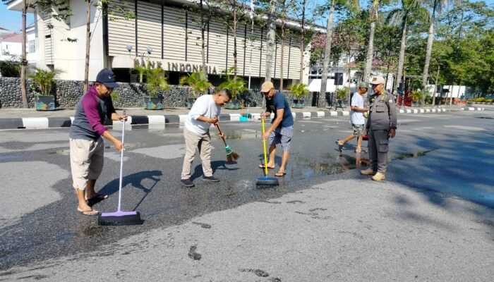 Lapangan Salat Id di Depan Kantor Wali Kota Pontianak Dibersihkan, Penetapan 1 Syawal Menunggu Sidang Isbat