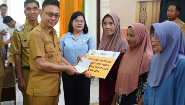 Senyum Nurlela Saat Terima Bantuan Uang Tunai dari Pemkot Pontianak