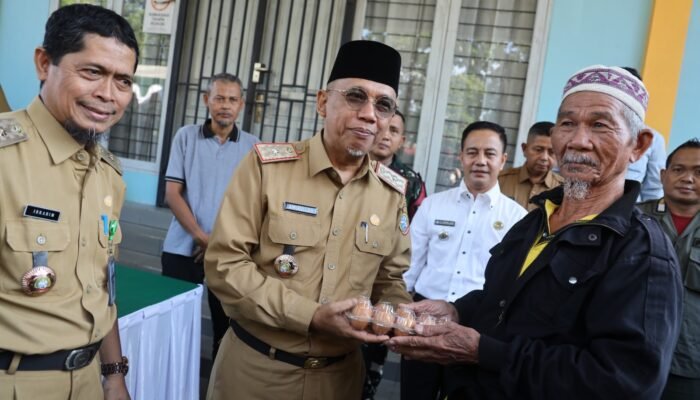 Saripin Senang Dapat Sembako Harga Murah, Warga Bawa Tas Belanja Daur Ulang