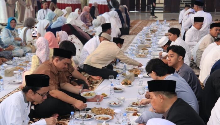 Gubernur Kalbar Ria Norsan Hidupkan Tradisi Makan Saprahan di Hari Pertama Idul Fitri