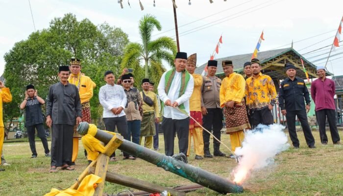Bupati Ketapang Sulut Meriam Pusaka Padam Pelite saat Buka Puasa Bersama di Keraton Matan