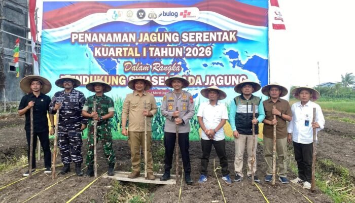 Bupati Ketapag Dorong Warga Manfaatkan Lahan dalam Tanam Jagung Serentak Polri